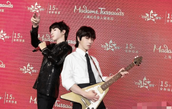 华晨宇蜡像入驻香港杜莎夫人蜡像馆：丑得很清晰