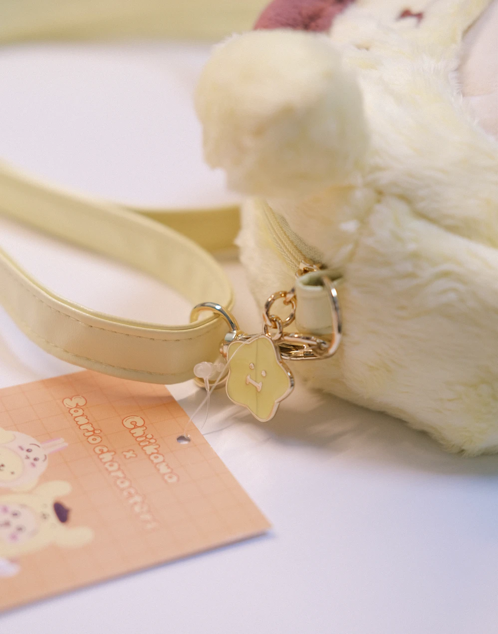 玩偶包背带和拉链细节