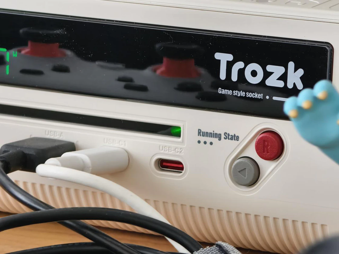 特洛克朋克电力红白机插座 显示屏