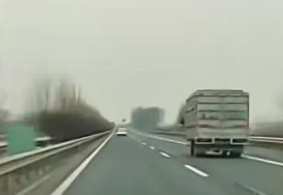 超车时按了一声喇叭致旁车司机耳聋 被索赔12万 法院判了