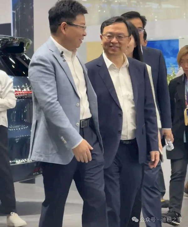 比亚迪王传福打卡问界展台！余承东亲自讲解全新一代M9：曾称让所有中国厂商都追不上