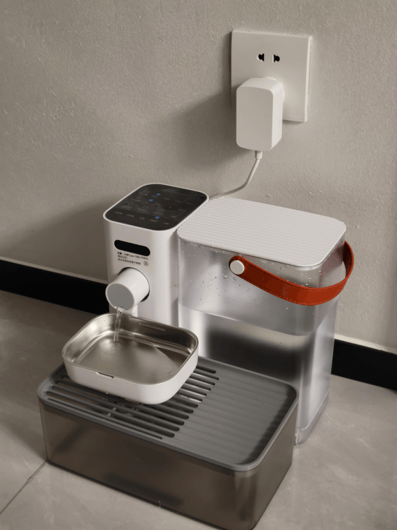 宠有引力倾倒式饮水机工作示意图