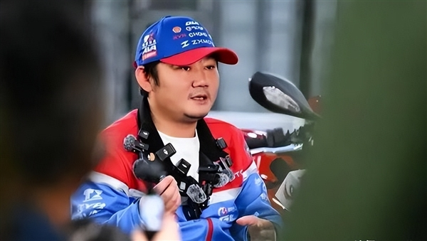 发布会坐姿被质疑耍大牌 张雪力挺余承东：他很男人