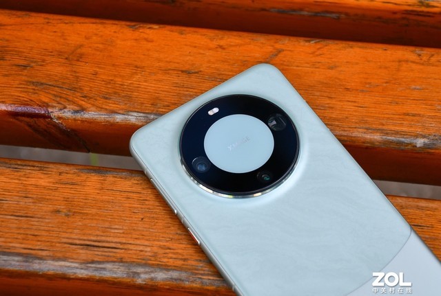 华为Mate 60 Pro 侧边与屏幕