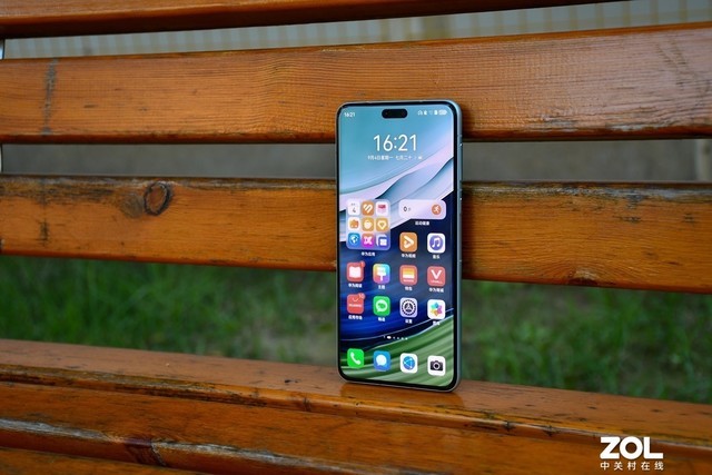 华为Mate 60 Pro 前置摄像头