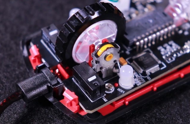 拆卸下的机械编码器