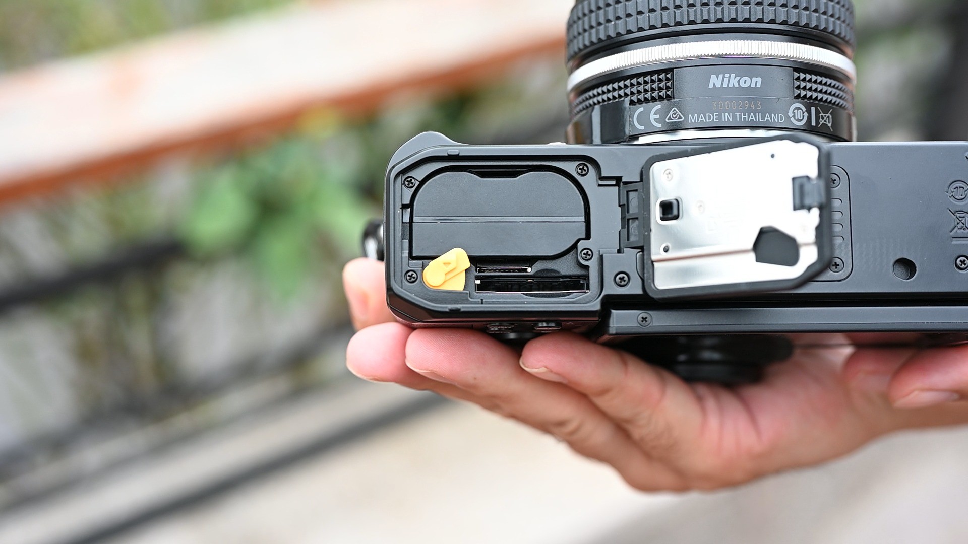 尼康Zf接口与存储卡槽