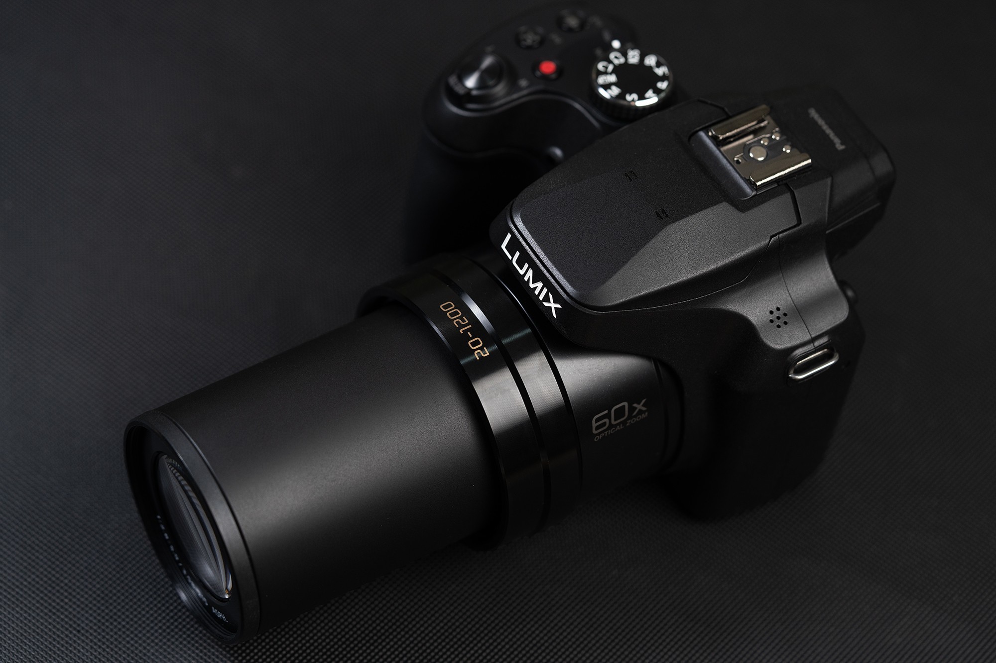 松下LUMIX FZ80D机身侧面