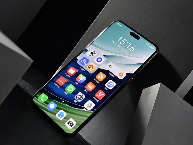 华为 Mate60 Pro+ 曲面屏