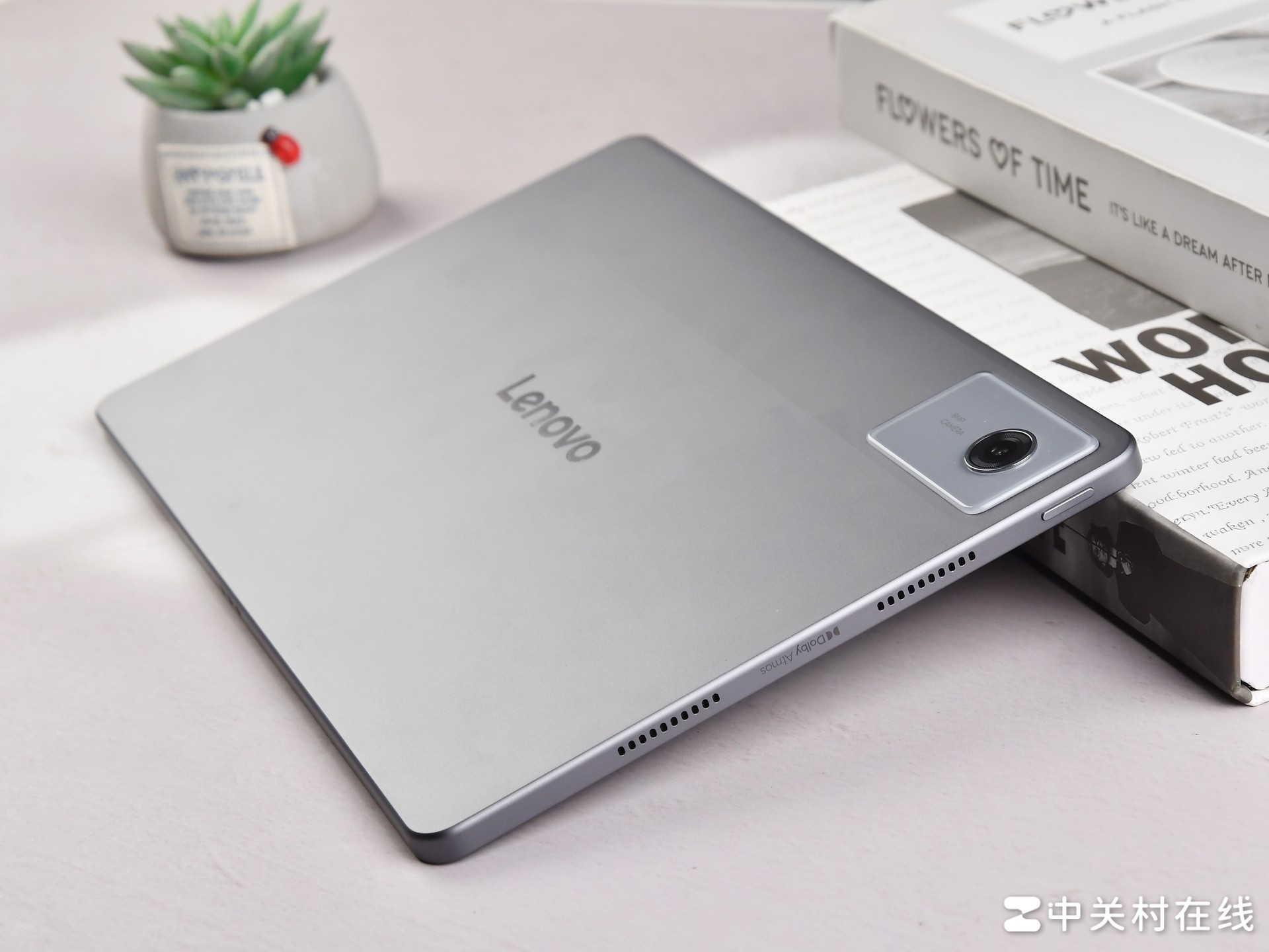 联想小新平板 11 轻薄机身