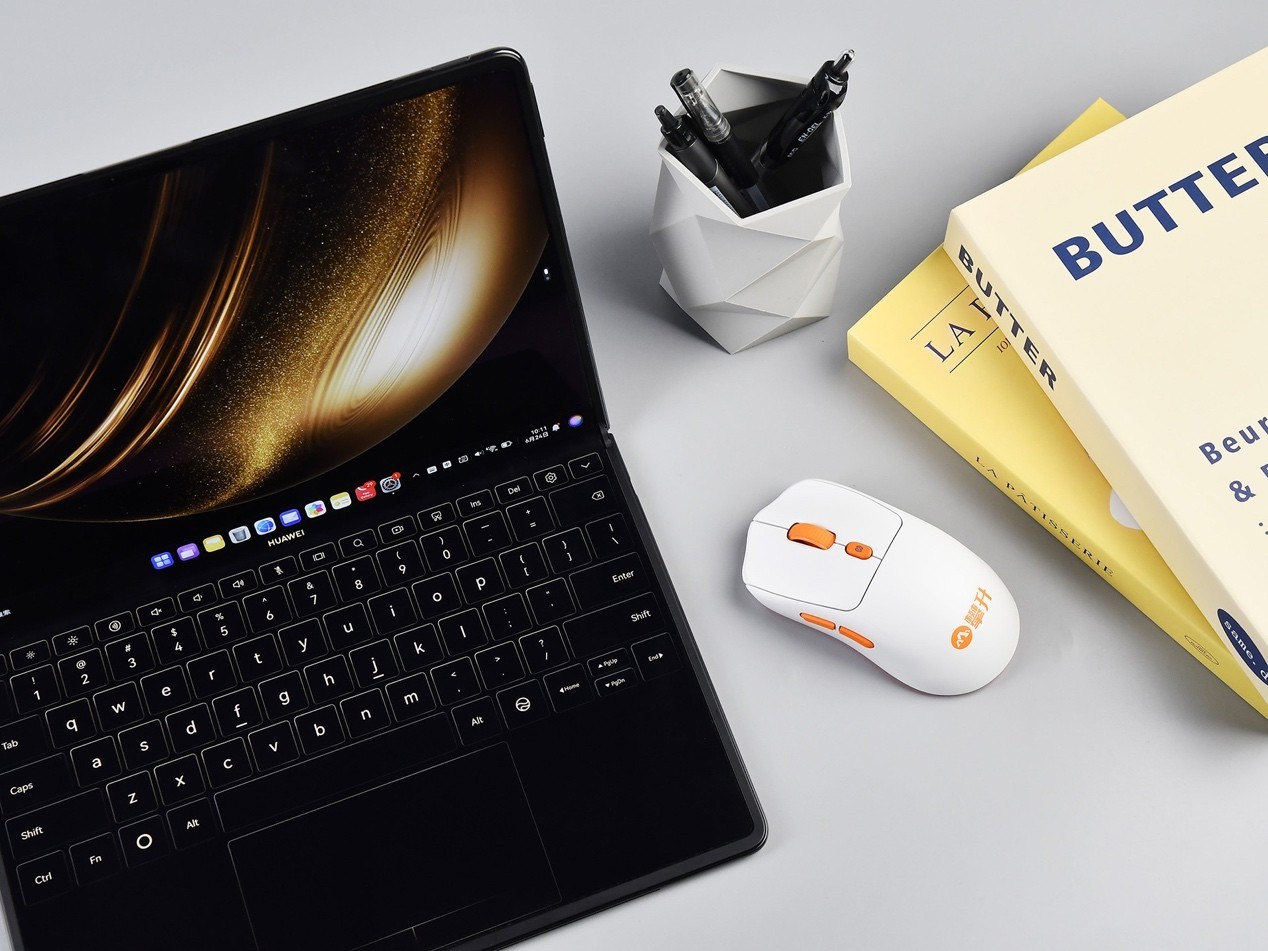 攀升炎橙星闪双模鼠标在游戏中的操作展示