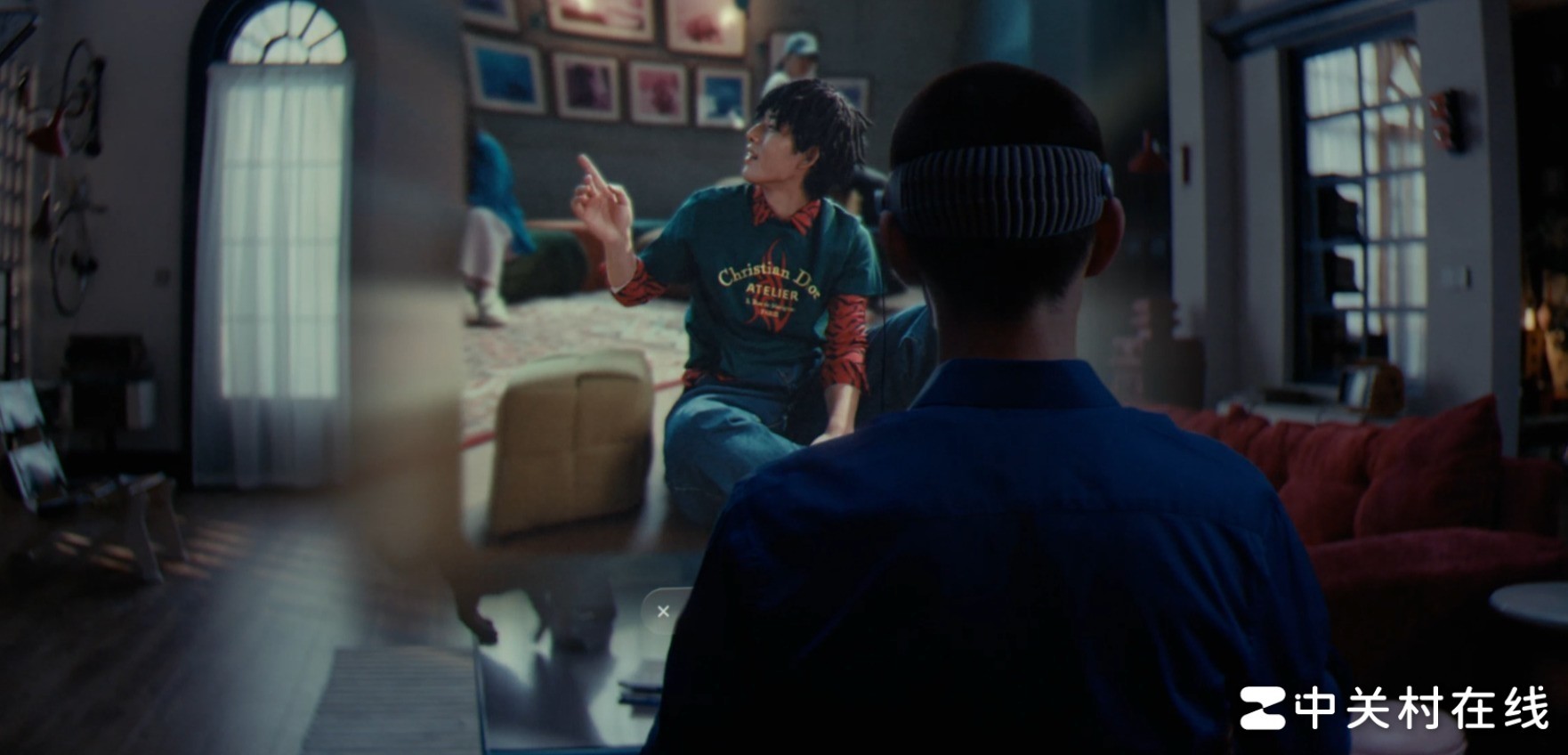 VR头显佩戴场景