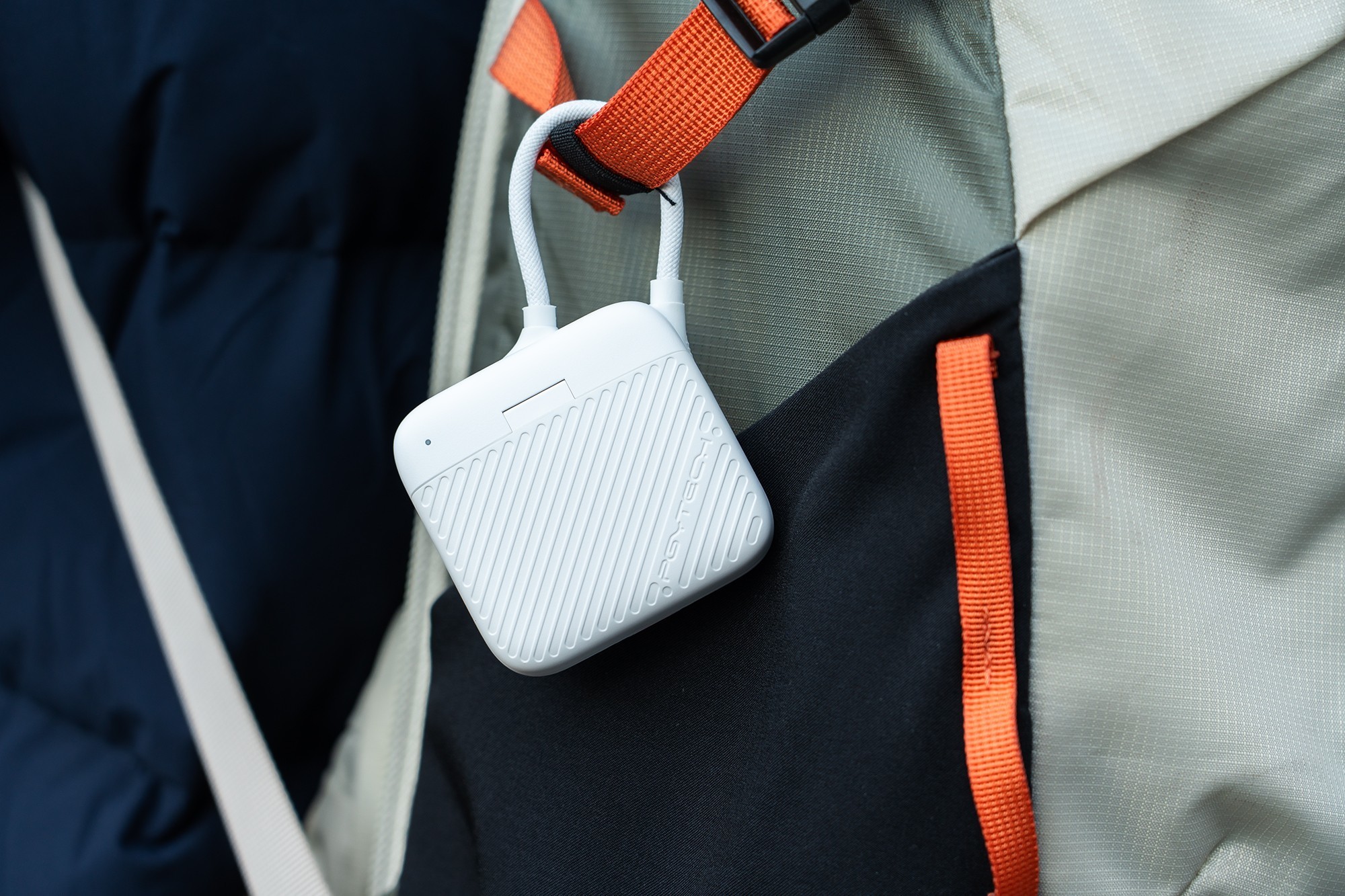 PGYTECH Mini闪传卡盒挂在背包上