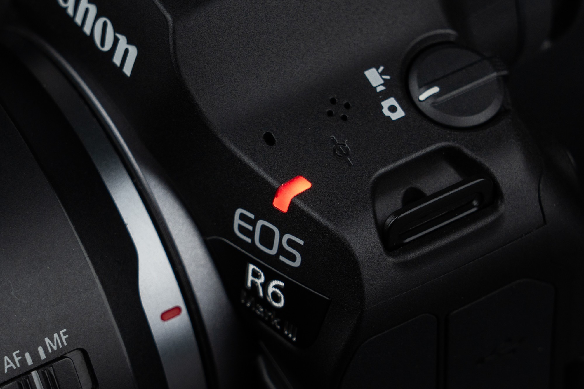 佳能 EOS R6 Mark III 机身前方 Tally 灯