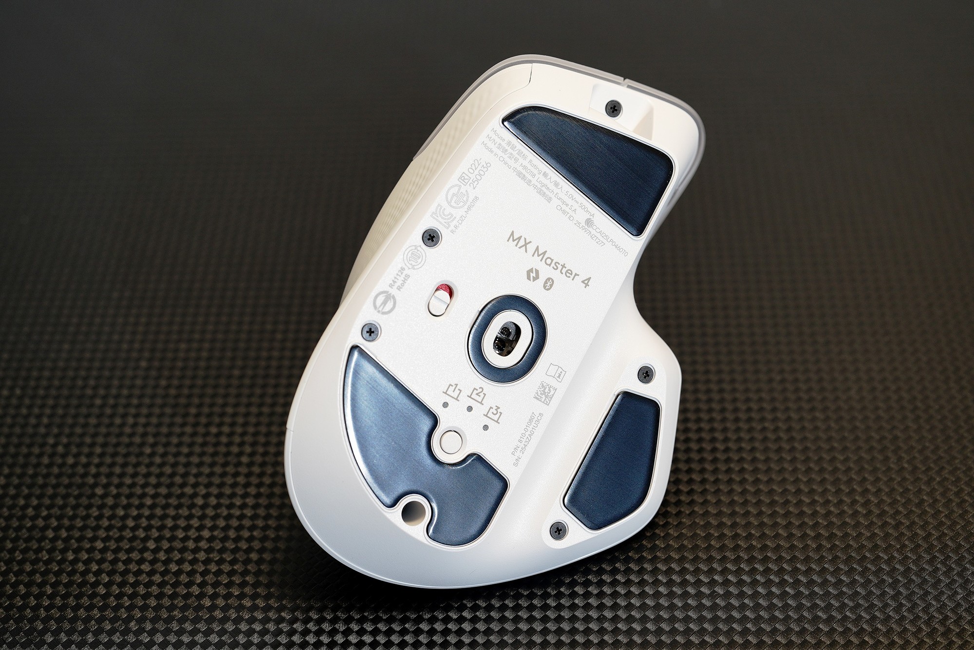 罗技MX Master 4 底部脚垫与接收器