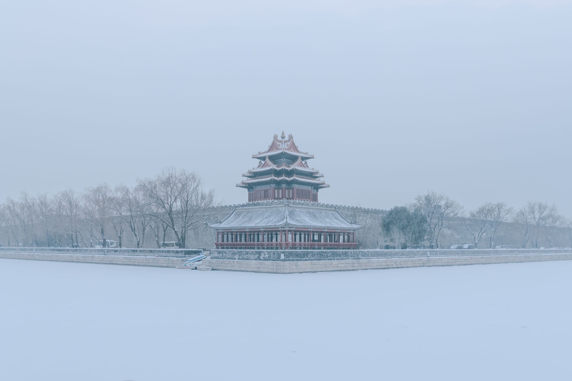 北京初雪风光摄影：红墙与雪景的色彩对比