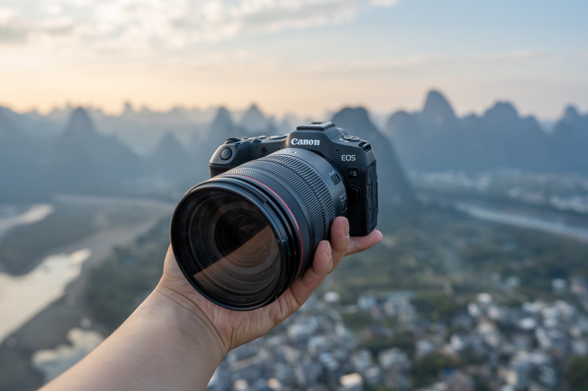 佳能 EOS R8 机身和镜头