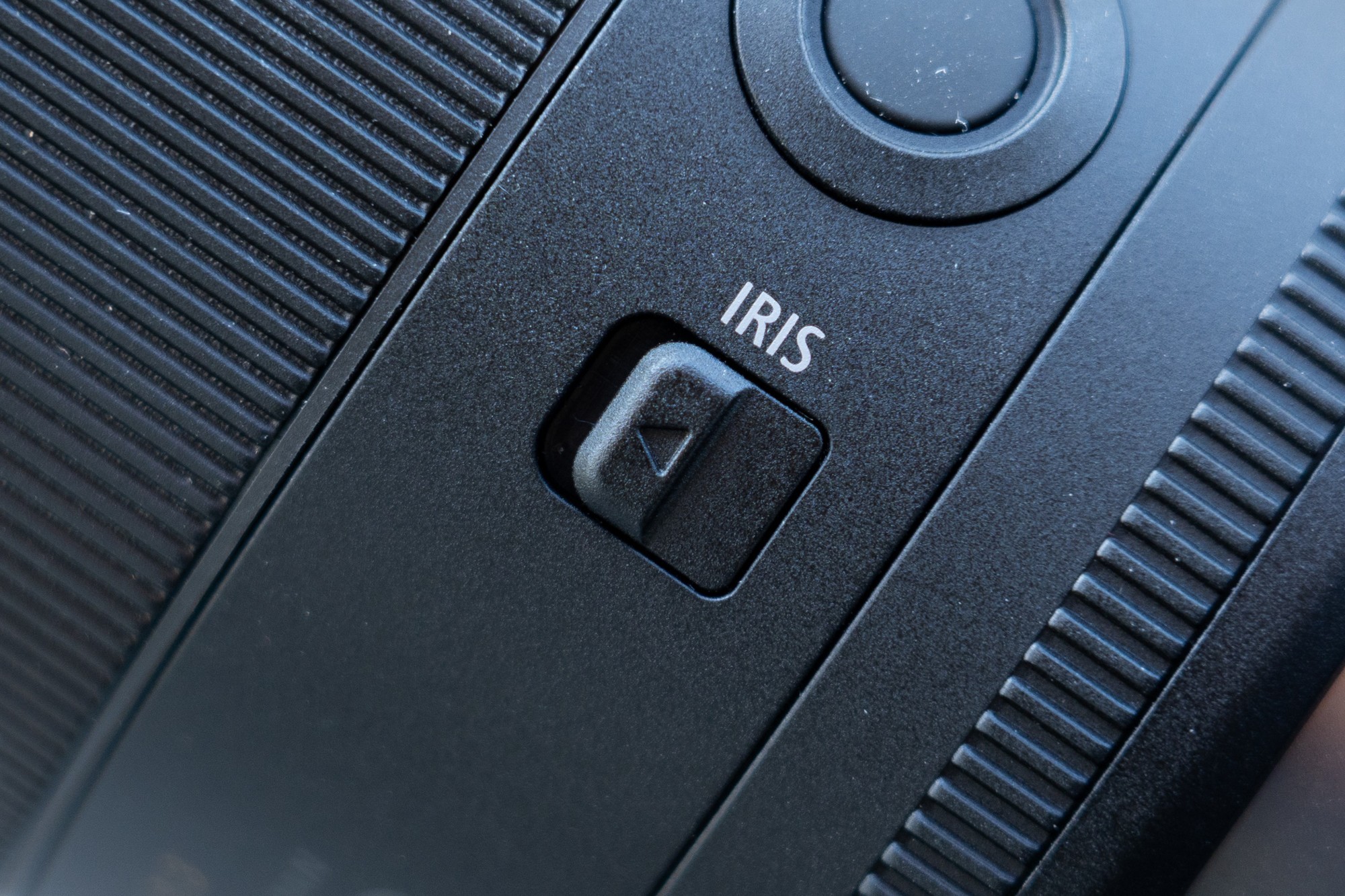 佳能RF14mm F1.4 L VCM光圈锁定拨杆