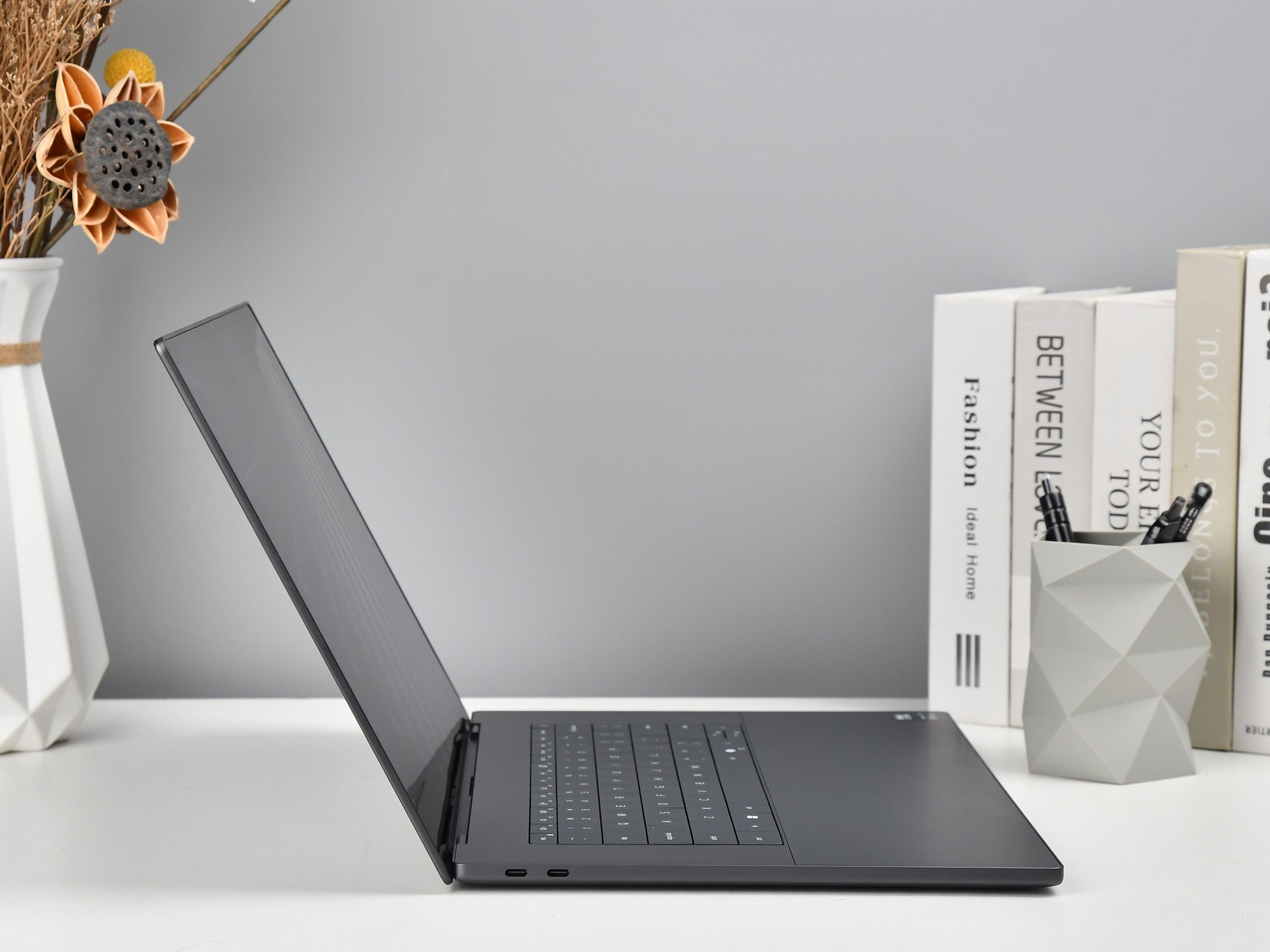 戴尔XPS 16 侧面厚度展示