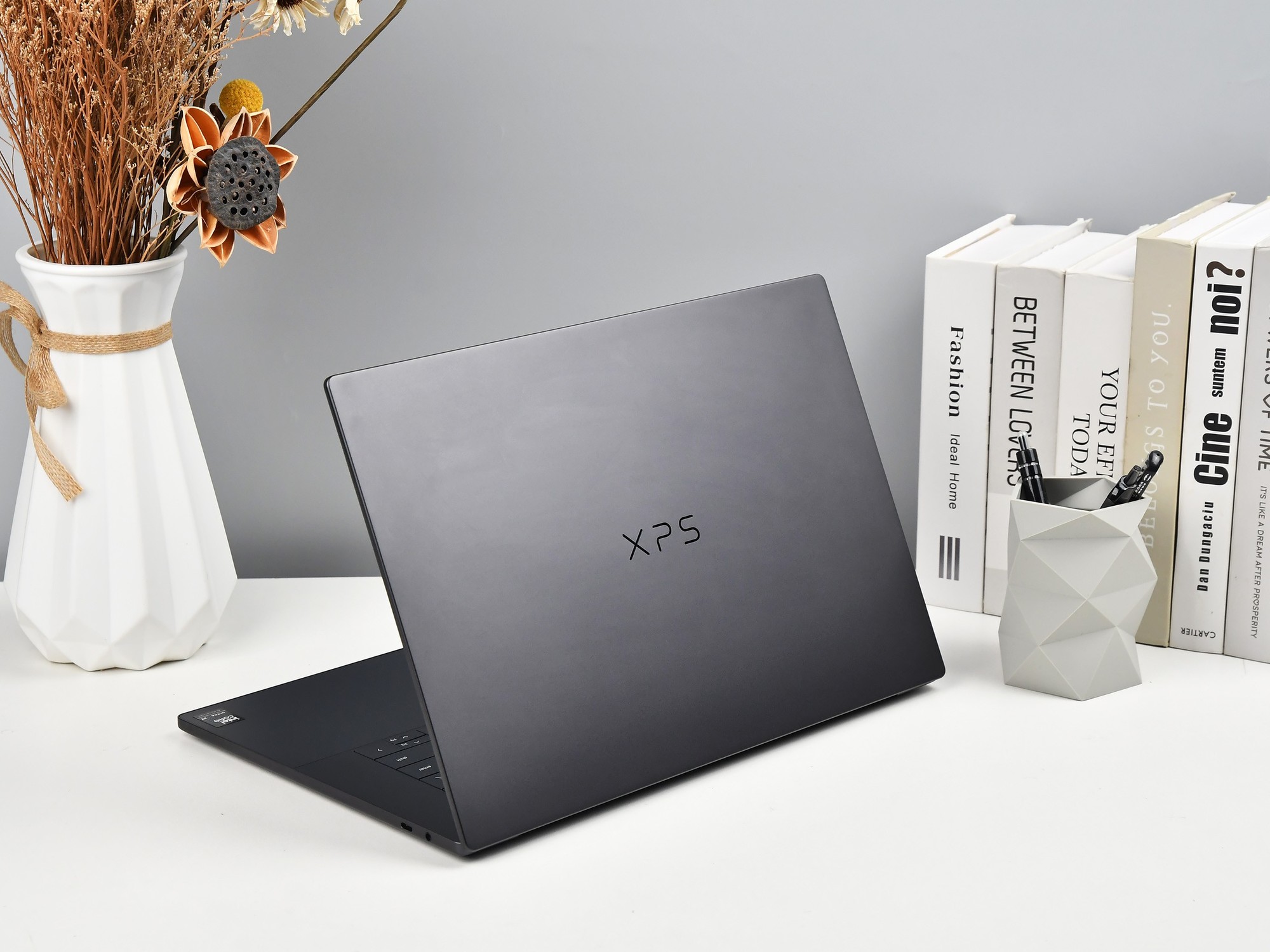 戴尔XPS 16 侧面视图