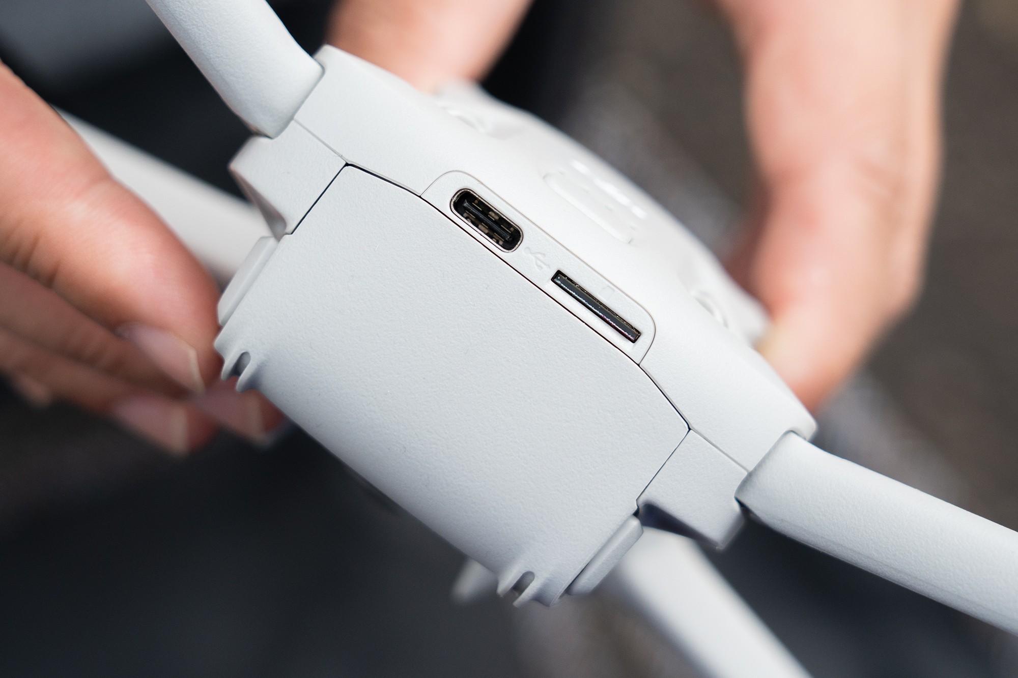 DJI Lito X1/Lito 1 数据口与存储卡槽