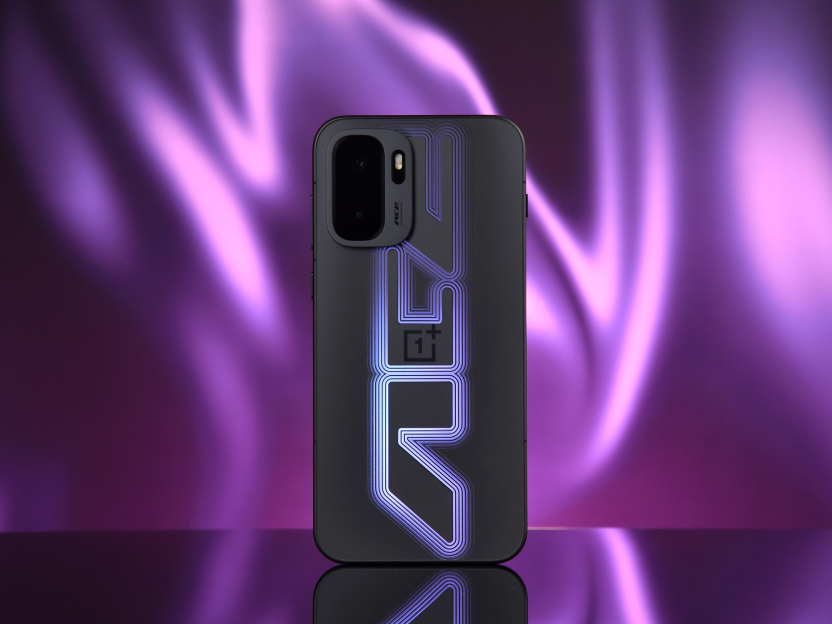 一加 Ace 6 至尊版正面外观