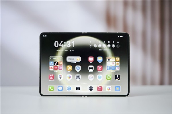华为 Pura X Max 展开状态
