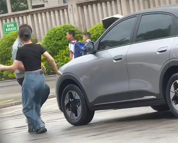 女子脚踹保安被猛扇耳光！知情人士：踹人前被保安故意关车门夹腿