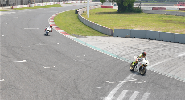 张雪现身上海：摩友追捧热度不减 张雪机车月产能6月突破1万台