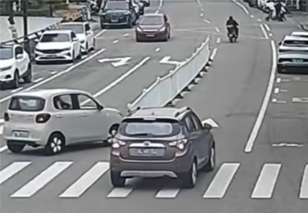 新手女司机上路过度紧张酿事故：逆行、撞护栏、怼上花坛才停