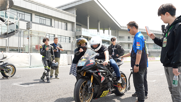 张雪现身上海：摩友追捧热度不减 张雪机车月产能6月突破1万台