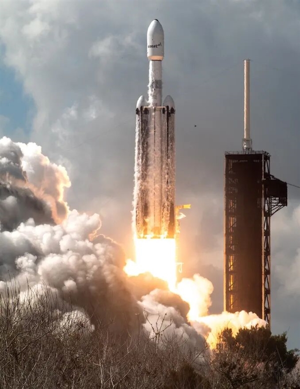 现役第二！时隔18个月 猎鹰重型火箭发射6吨巨型卫星