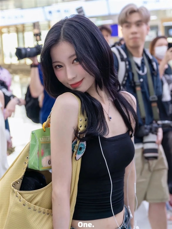 韩国女团成员Asa新福利图 红艳妆造好似艾达王闪现