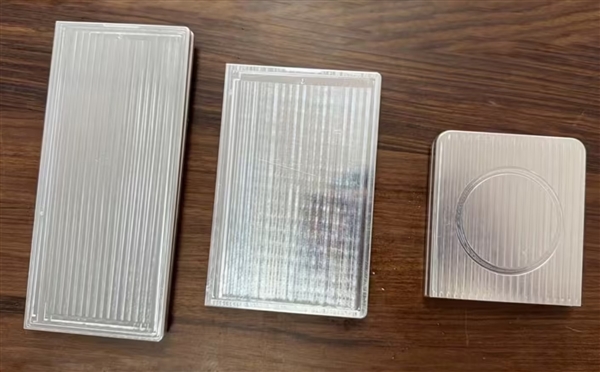 三星首款阔折叠机模亮相！展开接近平板