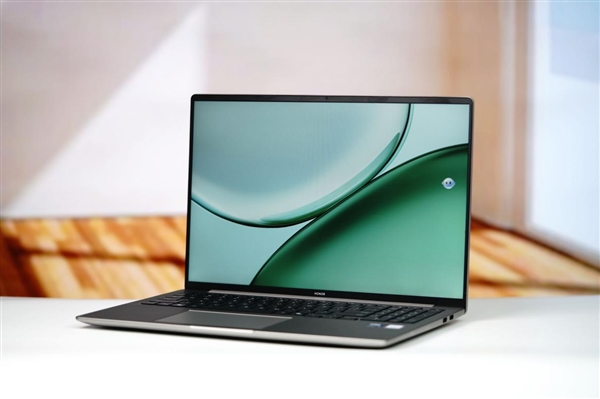 荣耀笔记本X16 Plus：大屏轻薄本的耐用新标杆