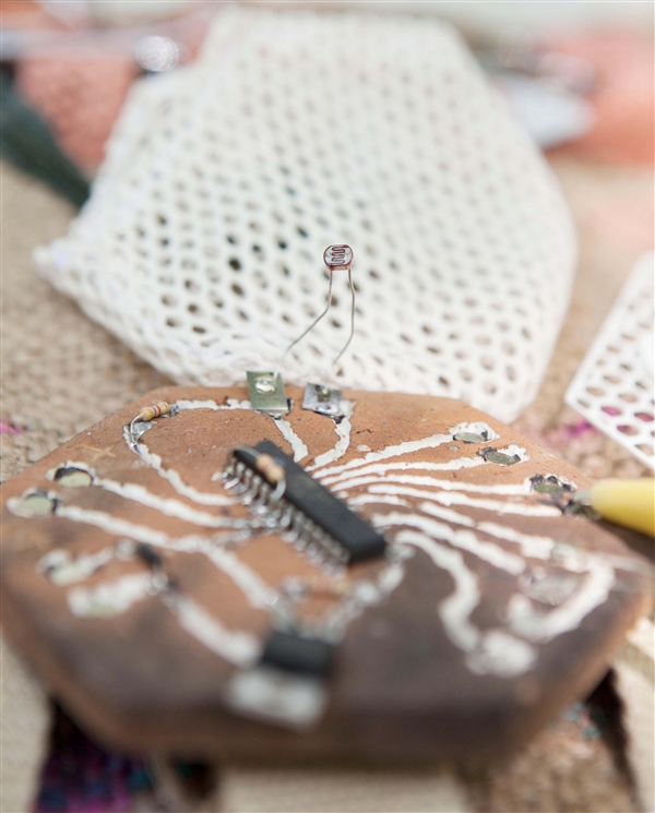 史前工艺做电路板！用泥土和柴火纯手搓PCB：全套教程已开源