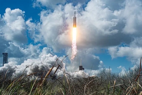 现役第二！时隔18个月 猎鹰重型火箭发射6吨巨型卫星