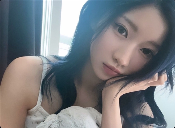 韩国女团成员Asa新福利图 红艳妆造好似艾达王闪现