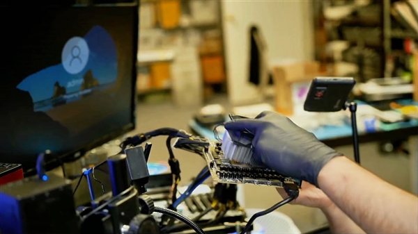 拿价值3.5万的RTX 5090练手烧穿PCB：靠一根飞线救活！维修师劝言别再动它了