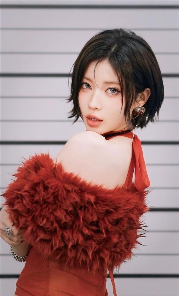 韩国女团成员Asa新福利图 红艳妆造好似艾达王闪现