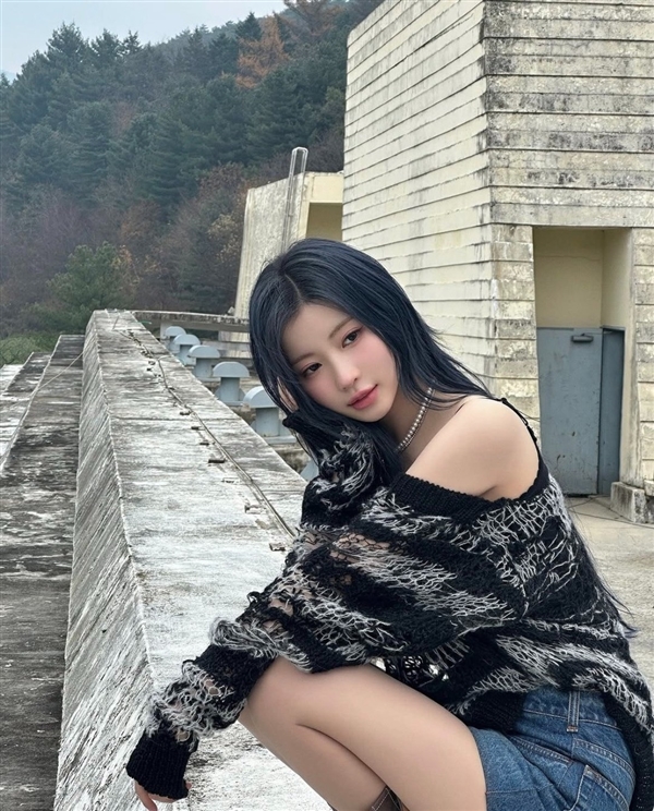 韩国女团成员Asa新福利图 红艳妆造好似艾达王闪现