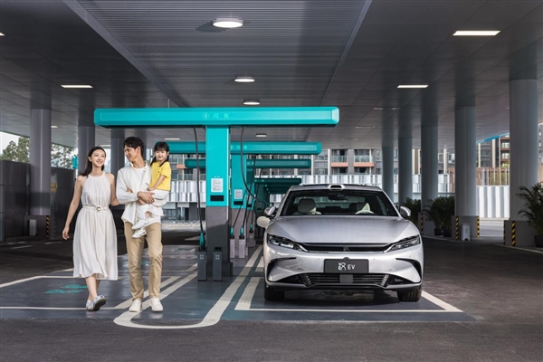 携12大核心配置升级！比亚迪汉EV闪充版上市：17.98万元起