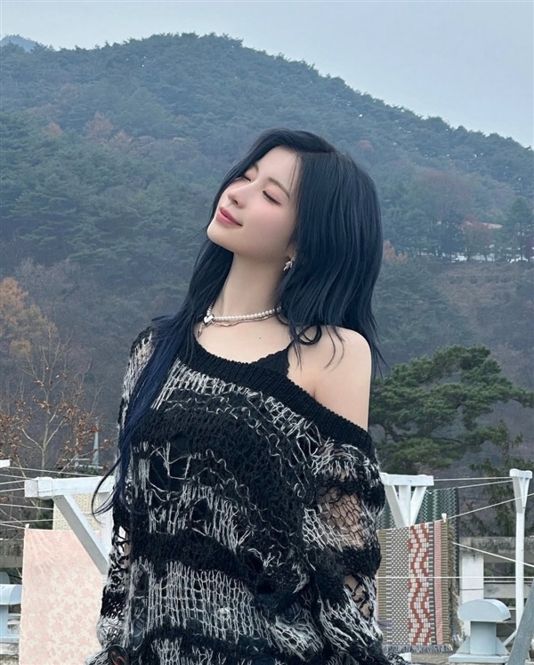 韩国女团成员Asa新福利图 红艳妆造好似艾达王闪现