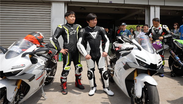 张雪现身上海：摩友追捧热度不减 张雪机车月产能6月突破1万台