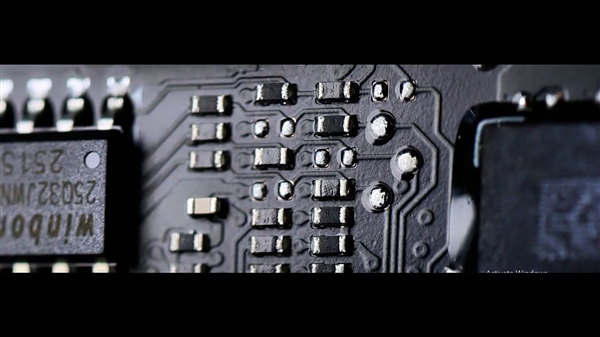 拿价值3.5万的RTX 5090练手烧穿PCB：靠一根飞线救活！维修师劝言别再动它了