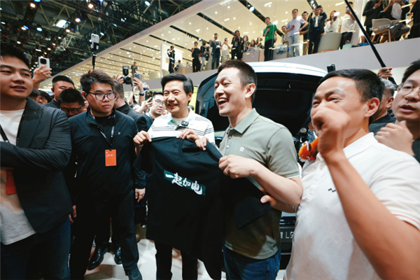 北京车展：雷军与李斌在蔚来展台交流