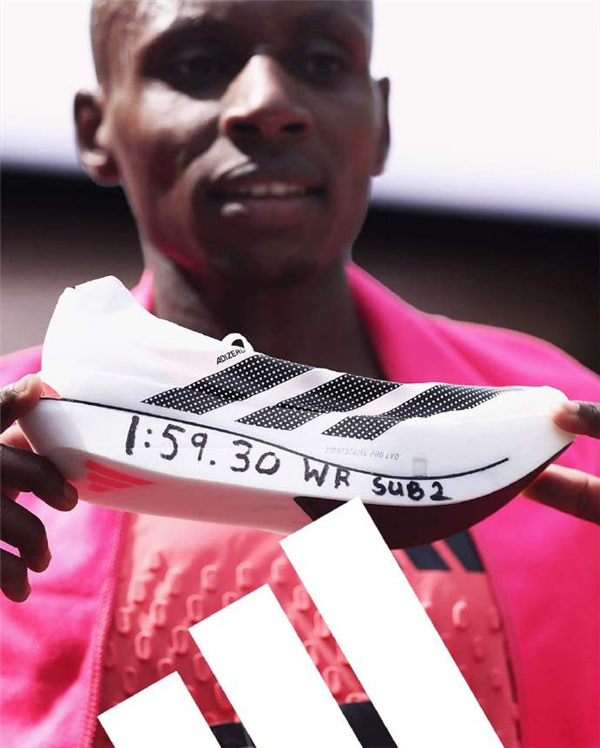 人类再创纪录！马拉松突破2小时大关：97克超轻跑鞋惹争议