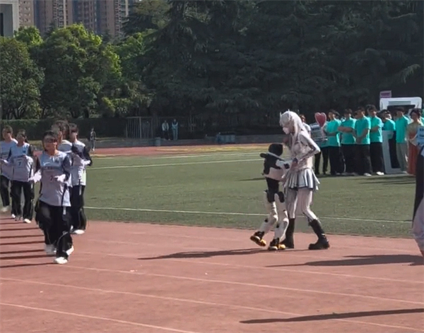 疑被无人机信号干扰 高校运动会开幕演出机器人突然拥抱女生