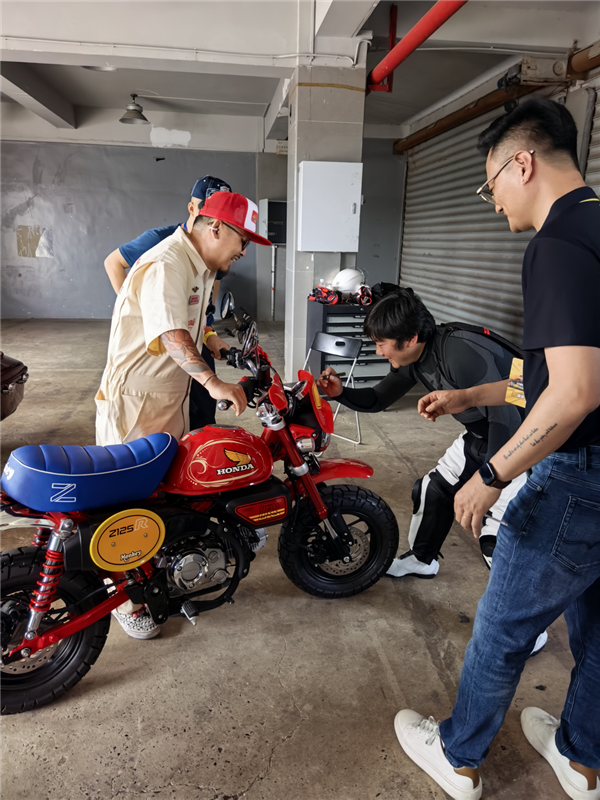 张雪现身上海：摩友追捧热度不减 张雪机车月产能6月突破1万台