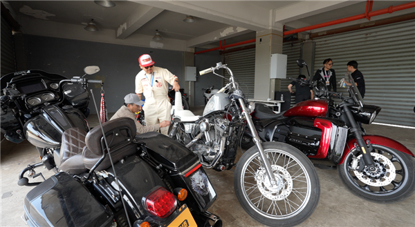 张雪现身上海：摩友追捧热度不减 张雪机车月产能6月突破1万台